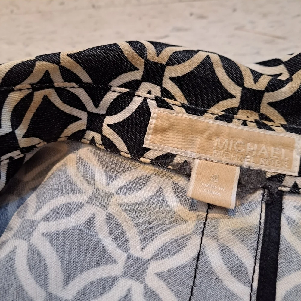 Micheal kors | Black & White blazer jacket with button details*stained neck - Picture 13 of 14